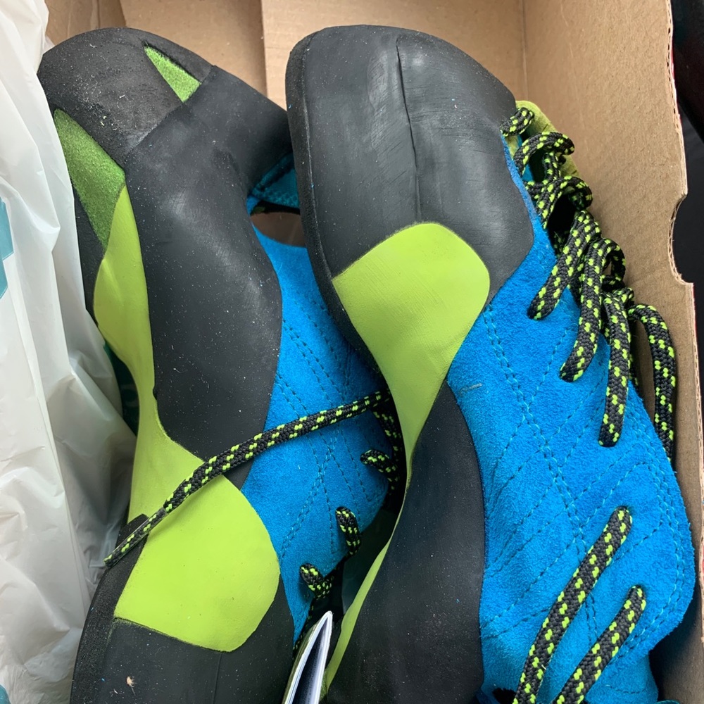 Scarpa Mago mens rock climbing shoes